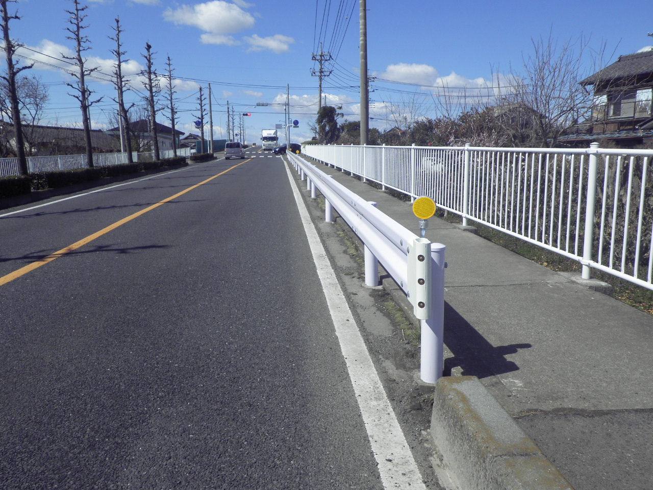鈴木建設が施工した車道と歩道の間の防護柵