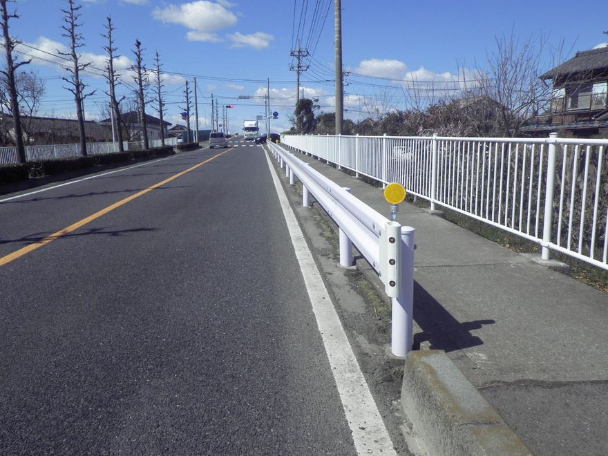 車道と歩道の間の防護柵