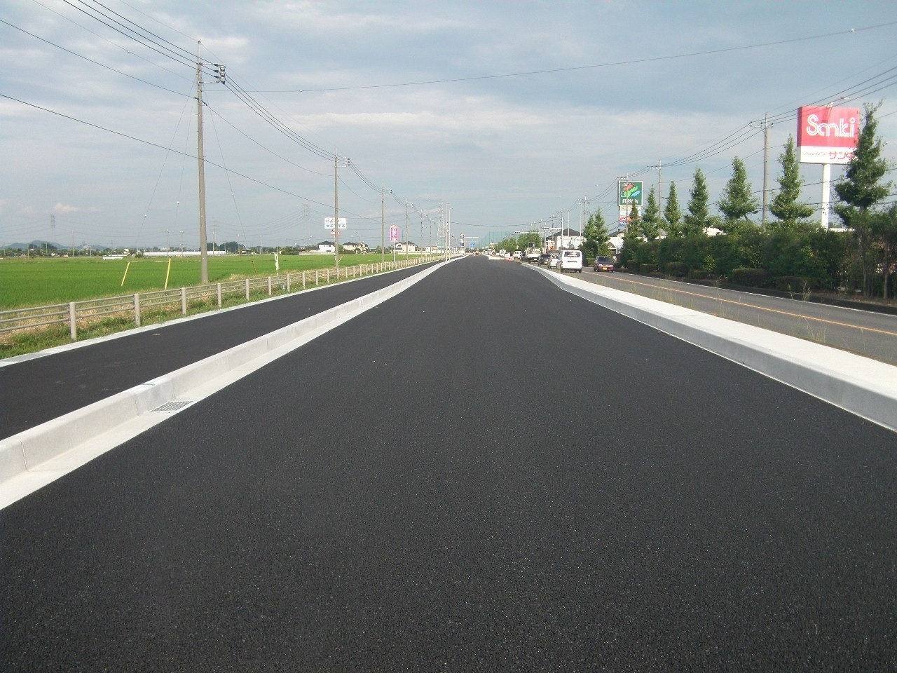 鈴木建設が施工した、新しく舗装された道路